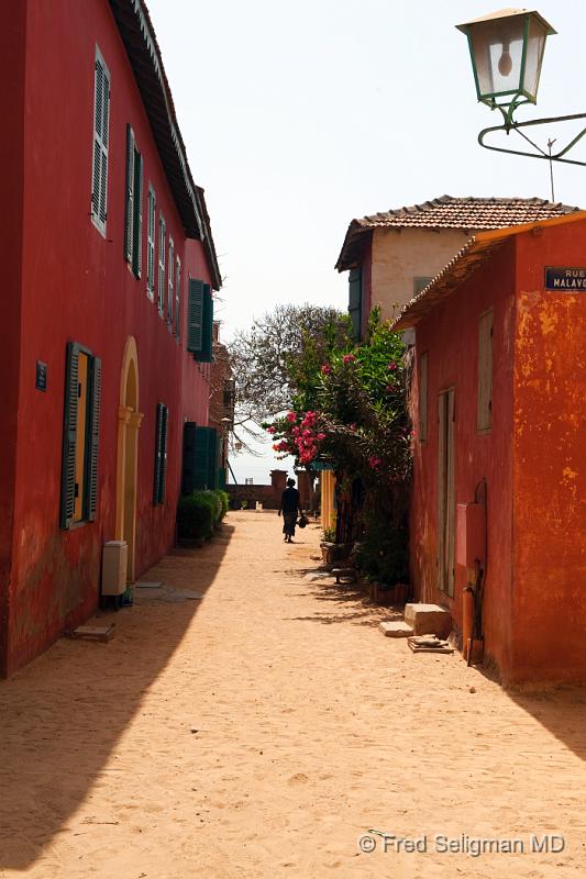 20090528_105350 D3 P1 P1.jpg - The streets of Goree are unpaved